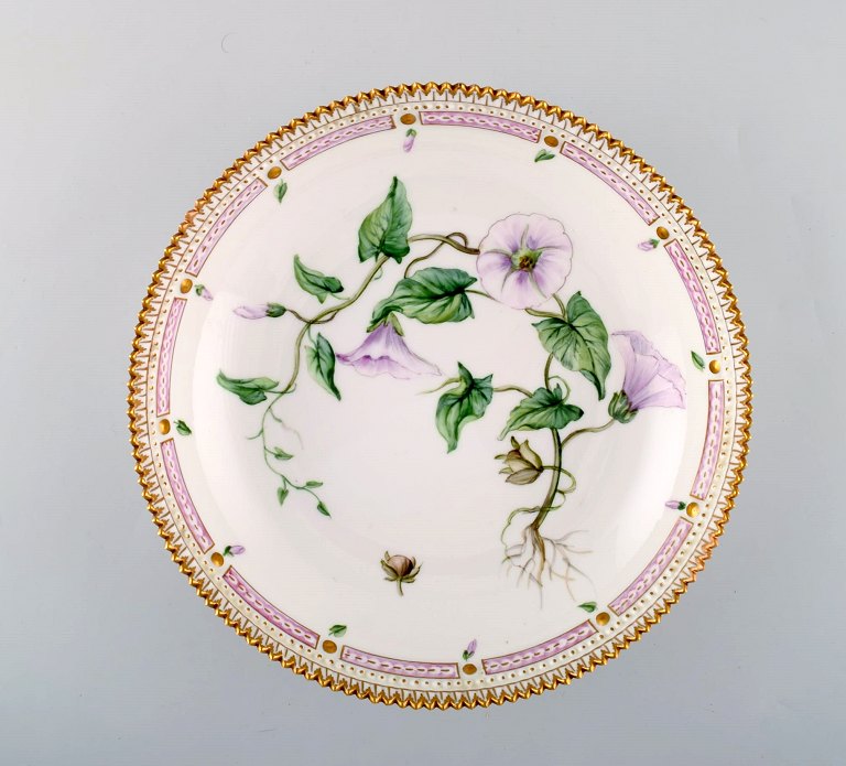 Stor Royal Copenhagen flora danica skål i porcelæn med håndmalede blomster og gulddekoration. 