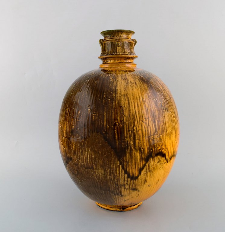 Svend Hammershøi for Kähler, HAK. Stor vase i glaseret stentøj med snegle modelleret på halsen. Klassisk Hammershøi form. Smuk uranglasur. 1930/40