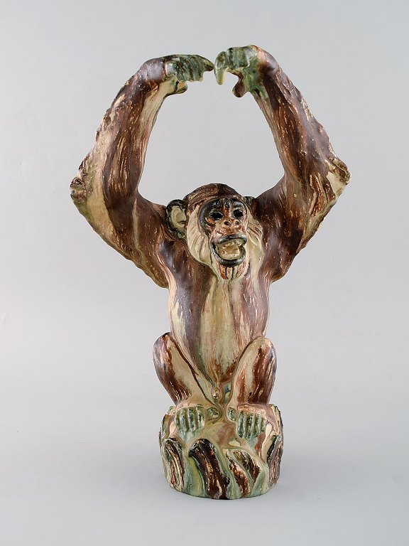 Arne Ingdam (1922-2002), Danmark. Stor chimpanse i glaseret keramik. Smuk sung glasur. 1960