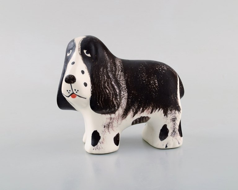Lisa Larson for K-Studion/Gustavsberg. Bassethund i glaseret keramik. Sent 1900-tallet.