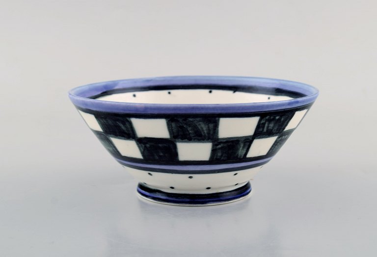 Danish ceramist. Unique bowl in hand-painted ceramics. Checkered design. Late 20th century.