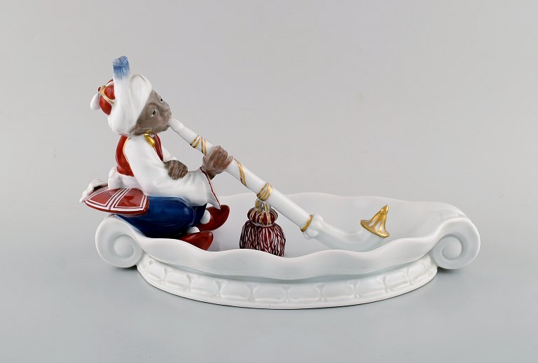 Karl Himmelstoss (1872-1967) for Rosenthal. Stor skål i håndmalet porcelæn. Ottoman med turban og vandpibe. Ca. 1920.