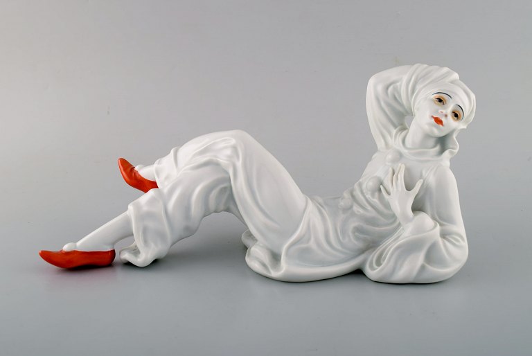 Constantin holzer-Defanti (1881-1951) for Rosenthal. Hand-painted porcelain figurine. Pierrot. Model Number 549. 1920