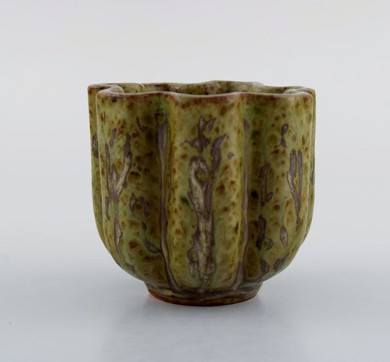 Arne Bang. Vase in glazed ceramics. Model number 134. Beautiful glaze in green and brown shades. 1940 / 50s.