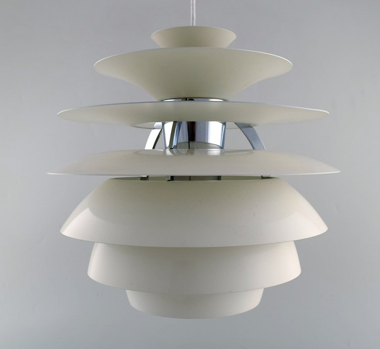 Poul Henningsen for Louis Poulsen. Stor Snowball loftspendel. Stel med otte skærme af hvidlakeret metal. Designet i 1958. 