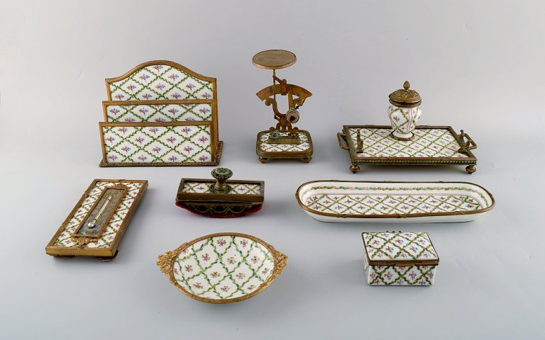 Sevres/Limoges stil. Skrivebordsgarniture i håndmalet porcelæn og messing. Tidligt 1900-tallet. Brevvægt, brevholder, blækhus, blæksuger, pennebakke m.m.