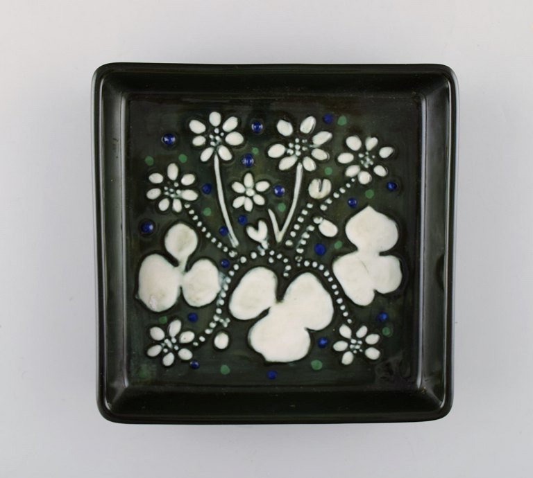 Sylvia Leuchovius for Rörstrand. Square dish in glazed ceramics. White flowers on green background. 1960 / 70
