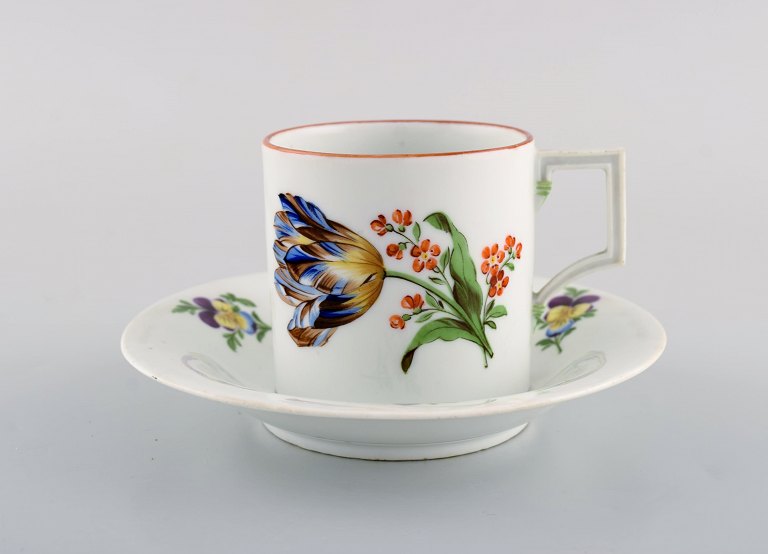 Antik meissen chokoladekop med underkop i håndmalet porcelæn dekoreret med blomster. Dateret 1814-15. 