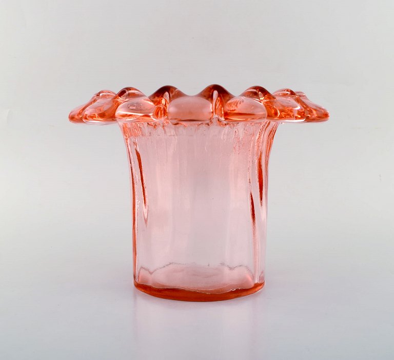 Ann and Göran Wärff for Kosta Boda. Large Krimolin vase in pink art glass. 20th century.