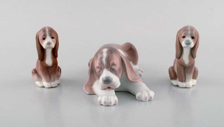 Lladro, Spanien. Tre porcelænsfigurer. Sovende hund og to hvalpe. 1900-tallet.