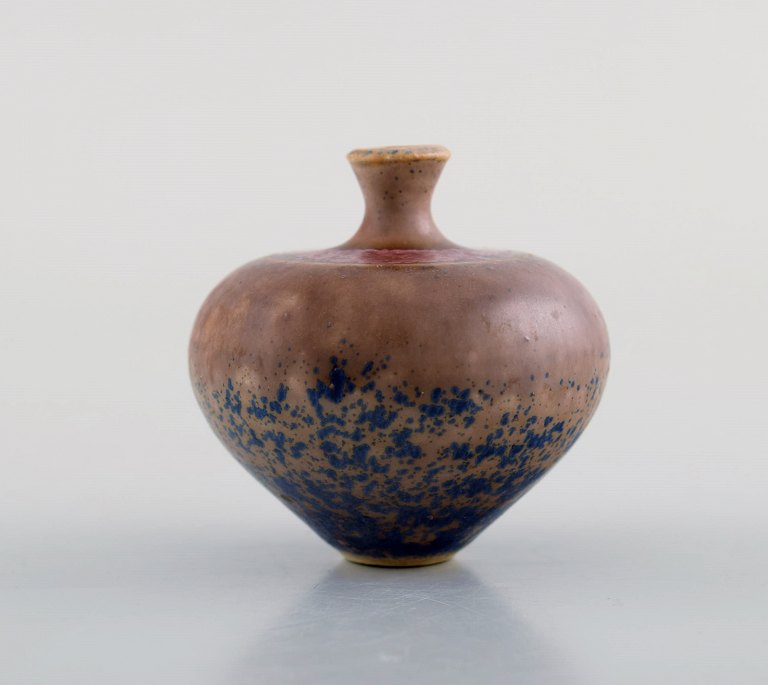 Isak Isaksson, Swedish ceramist. Unique vase in glazed ceramics. Beautiful glaze in brown and blue shades. Dated 1988.