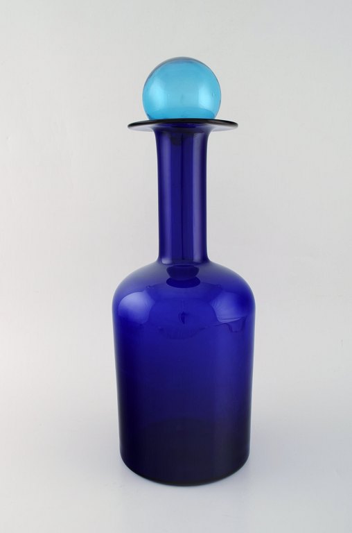 Otto Brauer for Holmegaard. Stor vase/flaske i blåt kunstglas med blå kugle. 1960