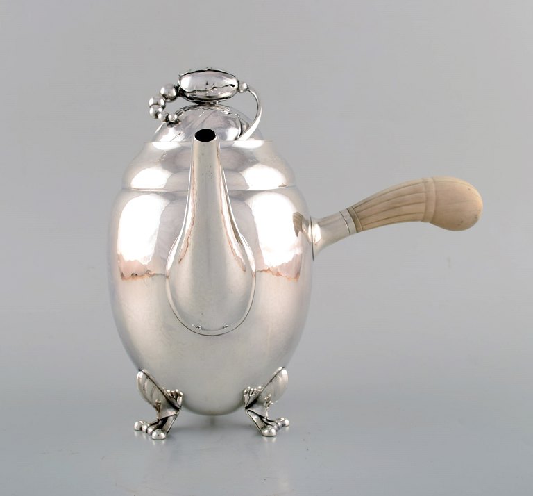 Tidlig Georg Jensen Magnolia kaffekande i sterlingsølv med hank i elfenben. Modelnummer 2D. 1920