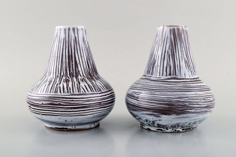 Accolay, Frankrig. Et par vaser i glaseret keramik i stribet design. Midt 
1900-tallet. 
