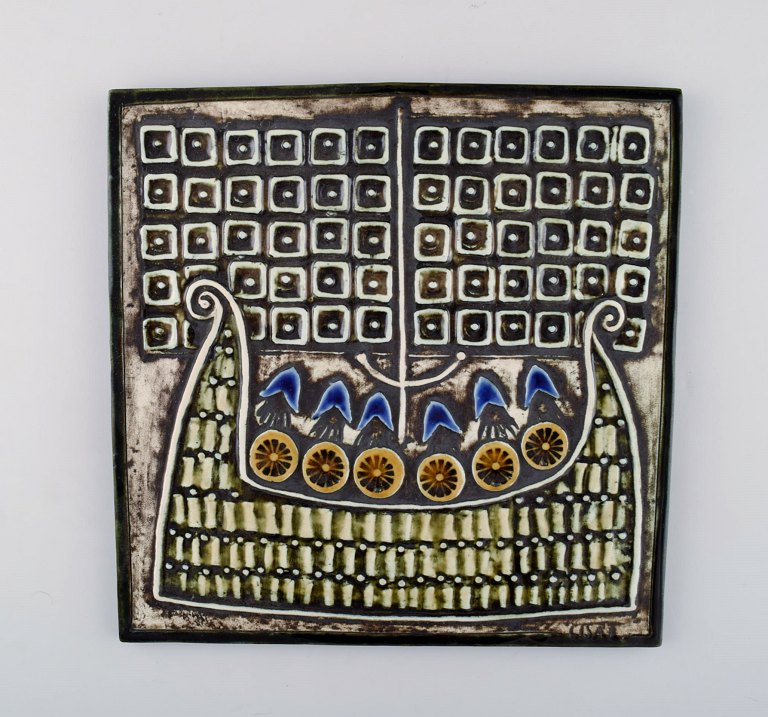 Lisa Larson for Gustavsberg. Vægplakette i glaseret keramik dekoreret med vikinger. 1970