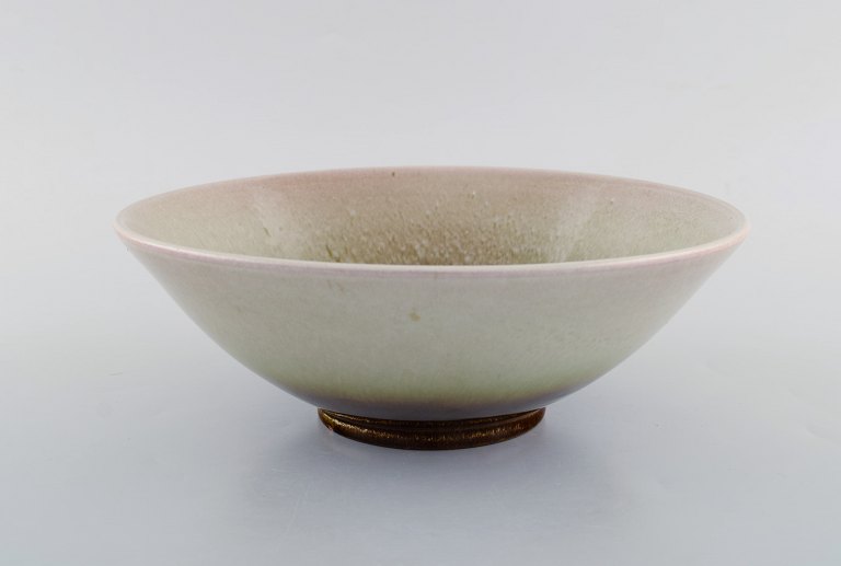 Vicke Lindstrand for Upsala-Ekeby. Large bowl in glazed ceramics. Beautiful glaze in red and sand shades. Mid-20th century.
