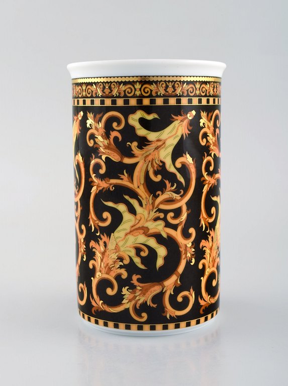 Gianni Versace for Rosenthal. Barocco vase i porcelæn med gulddekoration. Sent 1900-tallet. 
