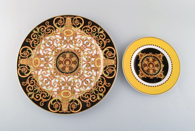 Gianni Versace for Rosenthal. Barocco fad og tallerken i porcelæn med gulddekoration. Sent 1900-tallet. 
