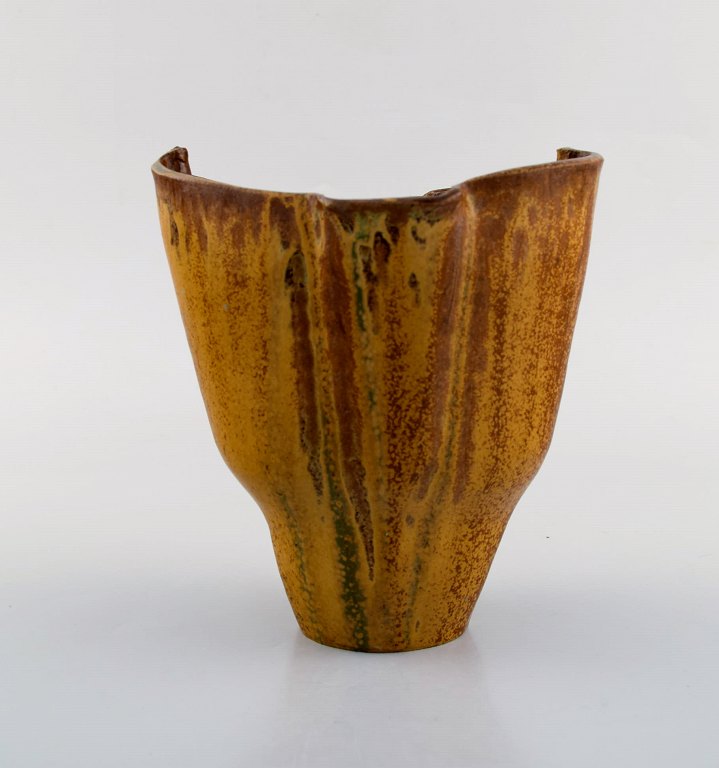 Arne Bang. Vase i glaseret keramik. Modelnummer 53. Smuk glasur i rødbrune nuancer. 1940/50