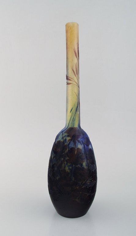 Antik Emile Gallé vase i matteret kunstglas med overfang af blåt kunstglas udskåret med motiver i form af blomster og bladværk. Tidligt 1900-tallet.