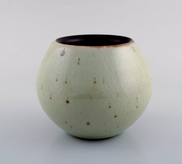 European studio ceramist. Unique vase in glazed ceramics. Beautiful crackled glaze in light earth shades. 1980