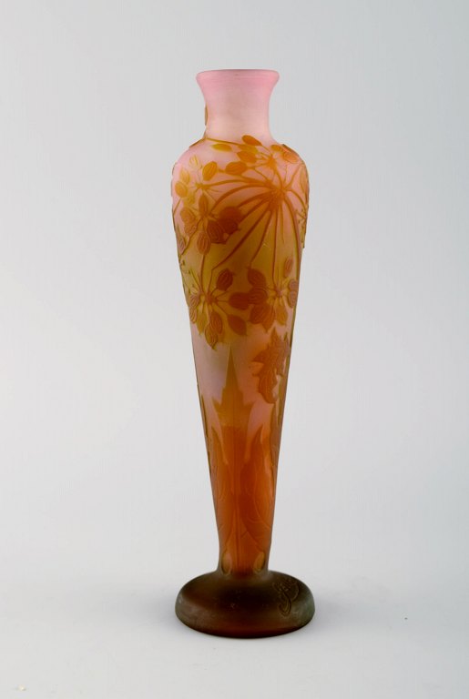 Antik Emile Gallé vase i matteret kunstglas med ravfarvet overfang udskåret med motiver i form af blomster og bladværk. Tidligt 1900-tallet.