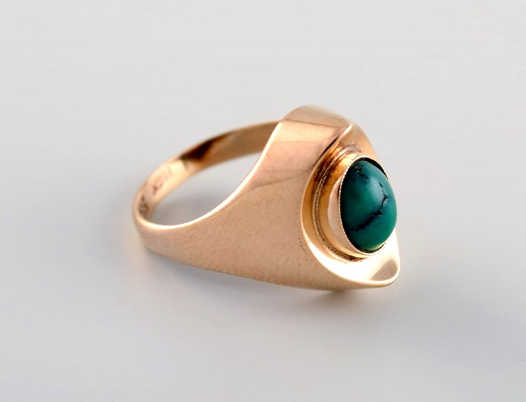 Vintage art deco ring in 14 carat gold adorned with green malachite. 1940s.