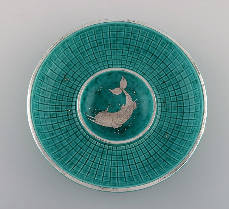 Wilhelm Kåge for Gustavsberg. Rare Argenta art deco bowl in glazed ceramics decorated with fish in silver inlay. Sweden 1940