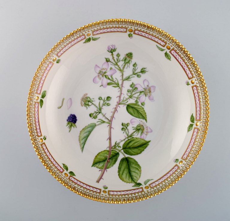 Stor Royal Copenhagen Flora Danica skål af porcelæn, dekoreret i farver og guld med blomster. Modelnummer 20/3505. 