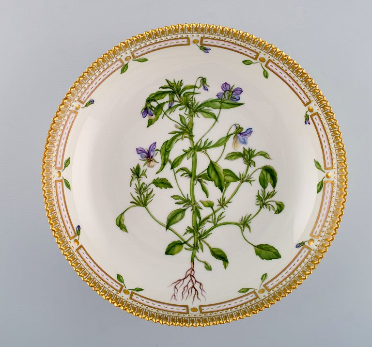 Stor Royal Copenhagen Flora Danica skål af porcelæn, dekoreret i farver og guld med blomster. Modelnummer 20/3505. 