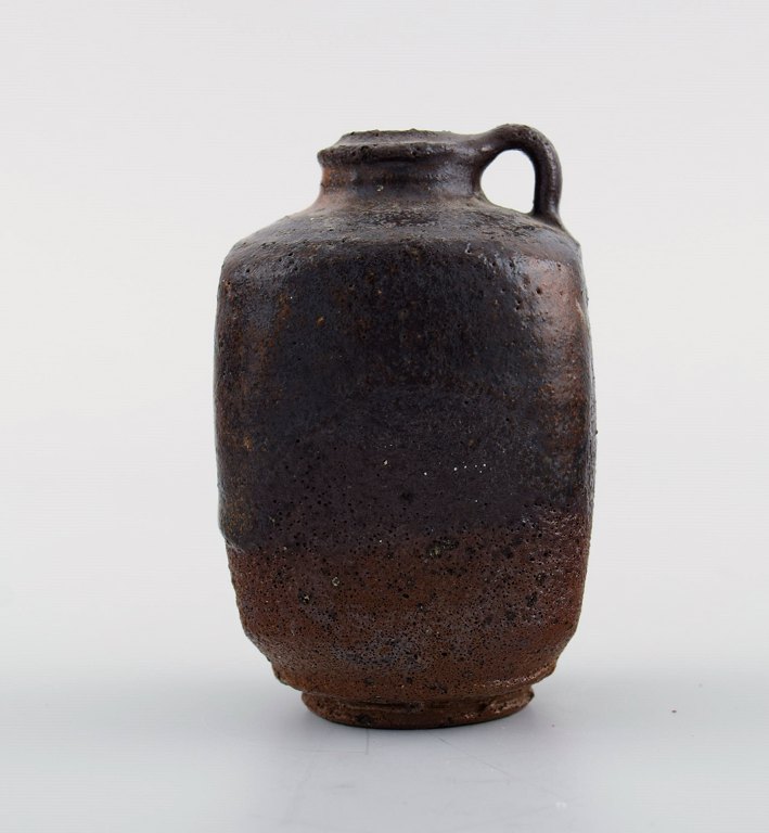 Gutte Eriksen, eget værksted. Vase med hank i glaseret stentøj. Rakubrændt 
teknik. 1950´erne.
