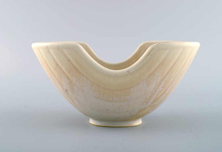 Gunnar Nylund for Rörstrand. Rare bowl in glazed ceramics. Beautiful eggshell glaze. Mid-20th century.
