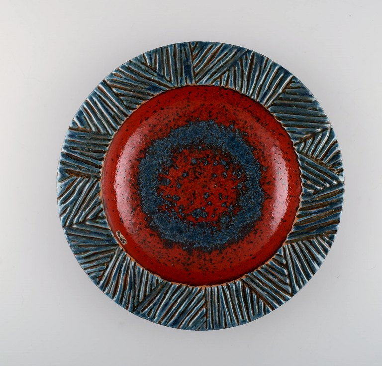 Nittsjö, Sweden. Large round dish in glazed stoneware. 1960s.