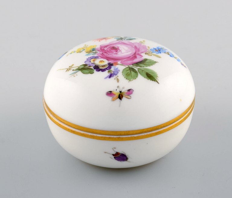 Meissen bonboniere i håndmalet porcelæn med blomstermotiver. 1900-tallet.  