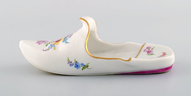 Antik Meissen slipper in hand-painted porcelain with floral motifs and  gold edge. 19th century.