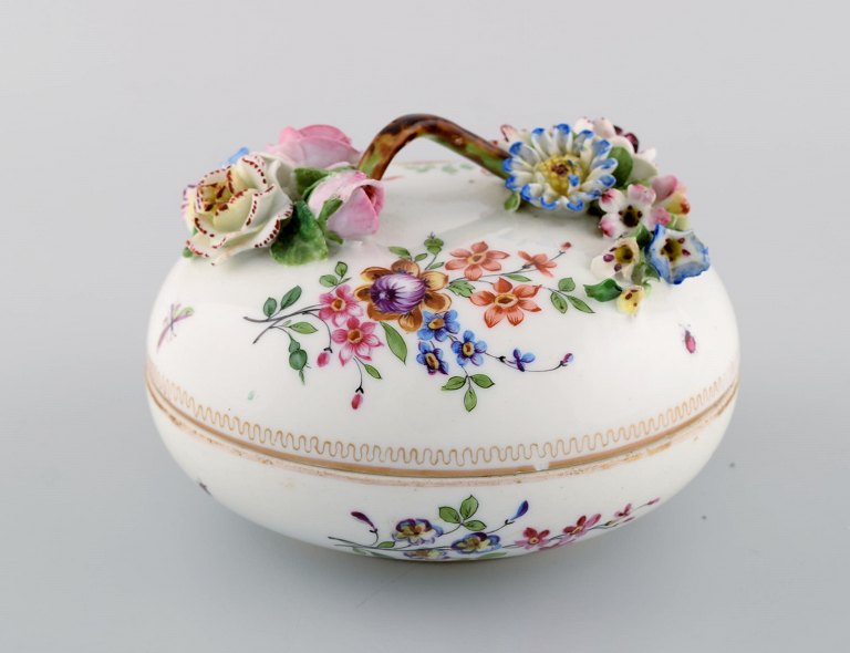 Antik og sjælden Meissen bonboniere i håndmalet porcelæn med pousserede blomster. 1800-tallet.