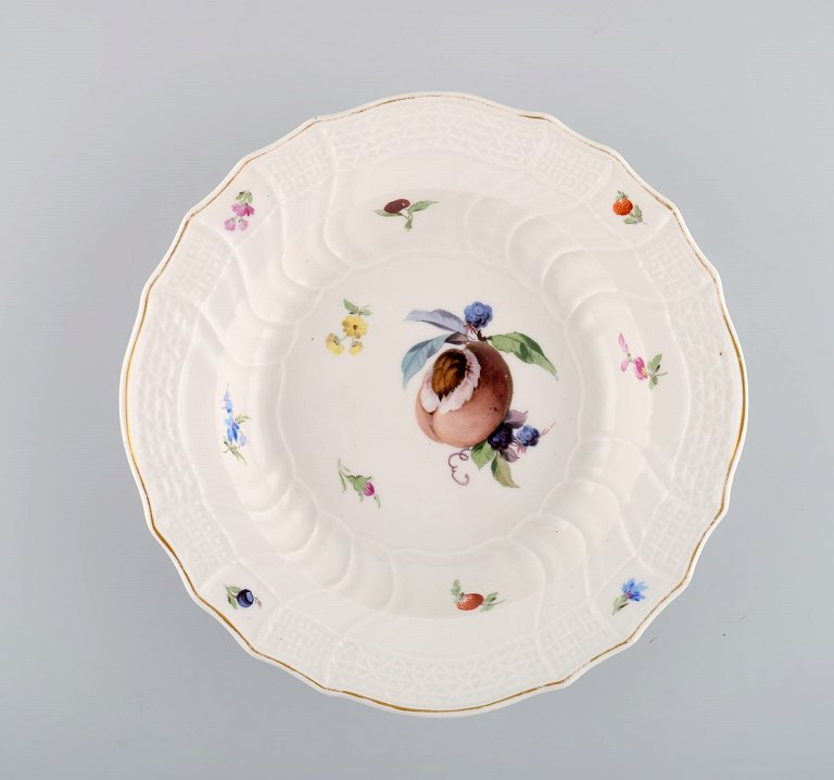 Antik Meissen dyb tallerken i håndmalet porcelæn med fersken og blomster. 1800-tallet. 