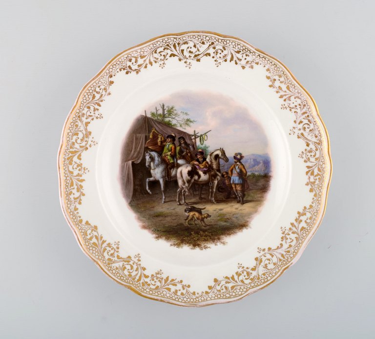 Antik Meissen dekorationstallerken i håndmalet porcelæn med jagtmotiv og gulddekoration. 1800-tallet. 