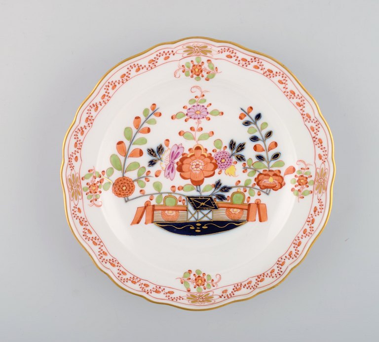 Meissen tallerken i håndmalet porcelæn med blomsterdekoration og guldkant. 1900-tallet. 