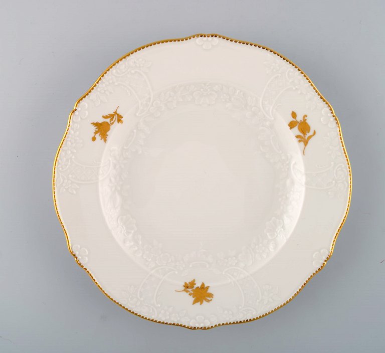 Meissen porcelain lunch plate with flowers and foliage in relief and gold decoration. 20th century.
