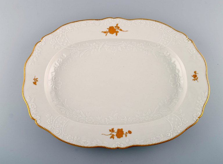 Large Meissen serving dish in porcelain with flowers and foliage in relief and gold decoration. 20th century.