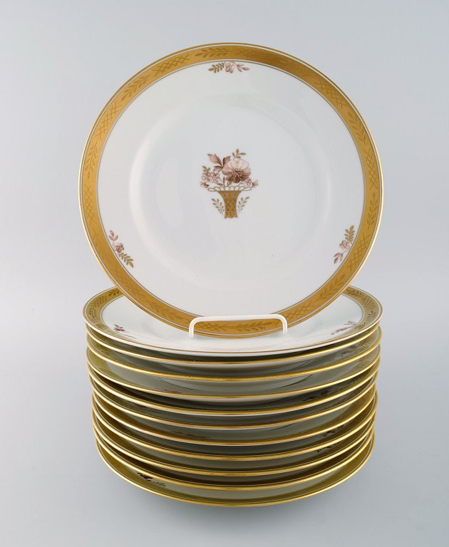 12 Royal Copenhagen "Guldkurv" middagstallerkener med guldkant. Modelnummer 9586. Midt 1900-tallet.