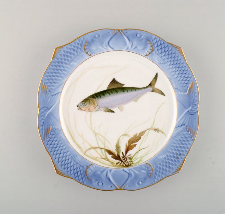 Arnold Krog for Royal Copenhagen. Fish service in hand-painted porcelain. Plate with fish. Early 20th century.