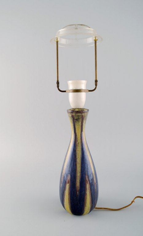 Michael Andersen, Bornholm. Bordlampe i glaseret keramik. Smuk glasur i blå og gule nuancer. 1950