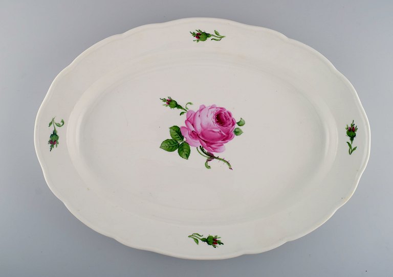 Colossal antique Meissen serving dish in hand-painted porcelain with pink roses. Early 20th century.