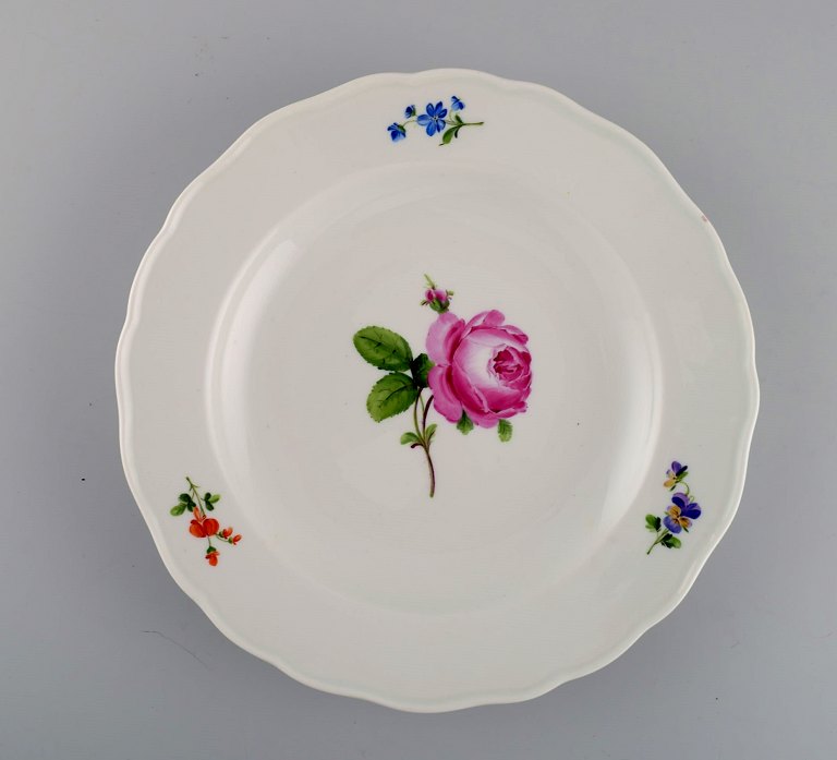 Antik Meissen middagstallerken i håndmalet porcelæn med blomster. Tidligt 1900-tallet.