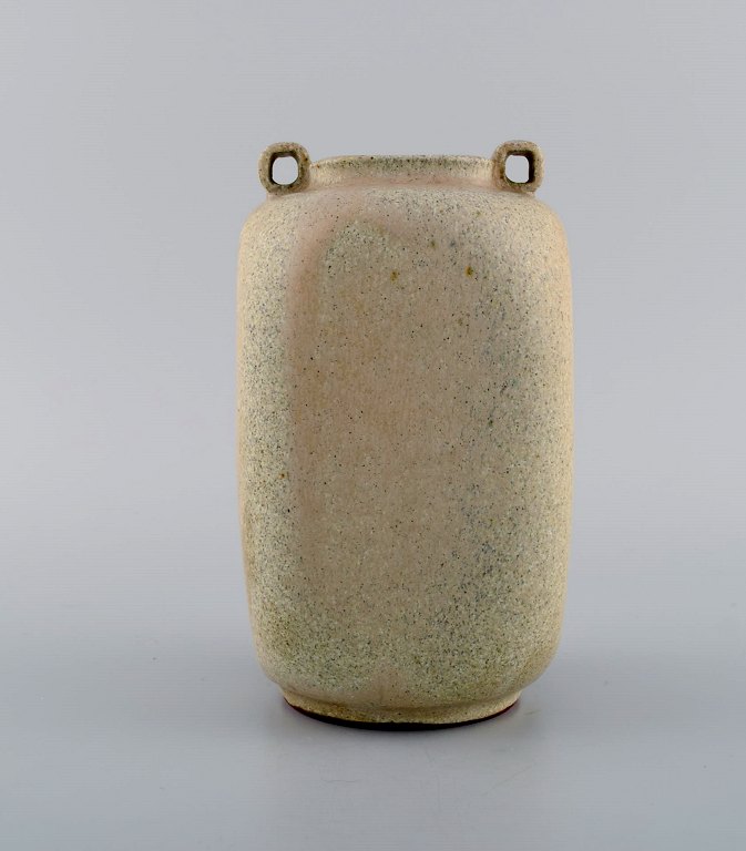 Arne Bang. Ceramic vase with square corpus with two small angled handles. Beautiful glaze in sand tones. Model number 121. The model was manufactured from 1935-40.