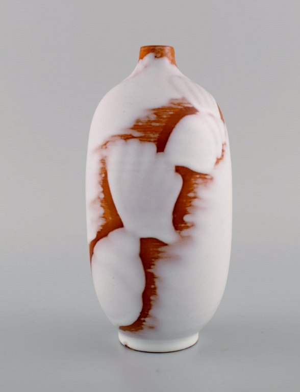 Anna Lisa Thomson (1905-1952), Sweden. Vase in white glazed ceramics with seashells. Approx. 1950.