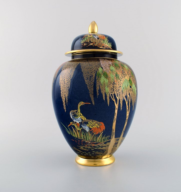 Carlton Ware, England. Large lidded jar in hand-painted porcelain with birds and trees. Gold decoration. 1950