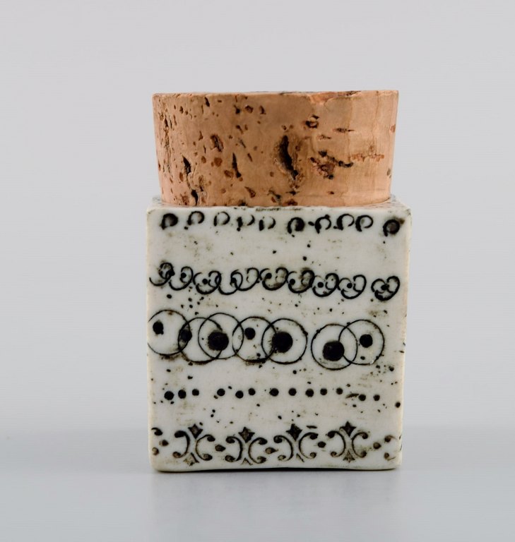 Linnea Rut Bryk (1916-1999), Finland. Rare unique jar in glazed stoneware with cork lid. 1950